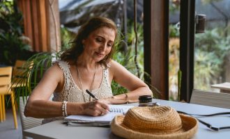Garder une mémoire vive : Exercices et stratégies pour enrichir et stimuler votre mémoire après la retraite 