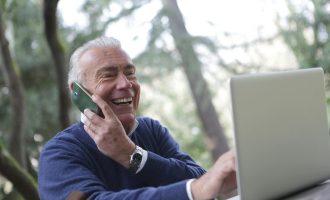 La prévention des problèmes auditifs chez les retraités : signes et solutions