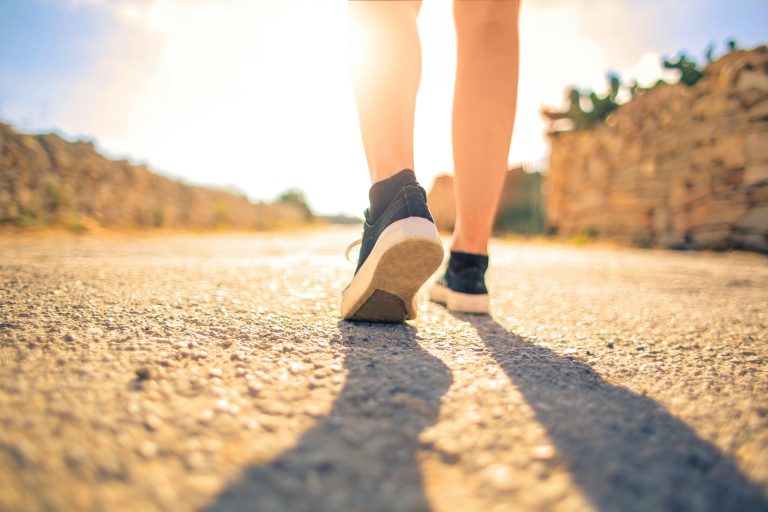 Exemples d’exercices physiques adaptés à intégrer dans son quotidien