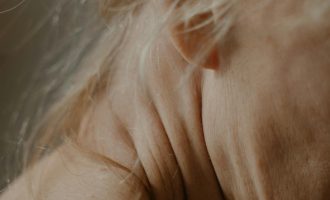 Prévenir les problèmes de peau en vieillissant : soins et précautions