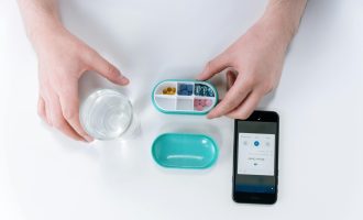 Gestion des médicaments en retraite : conseils pour un suivi rigoureux