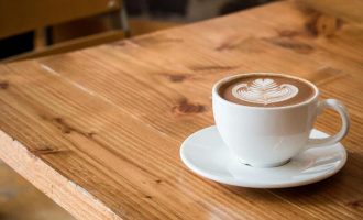 Café, thé, boissons énergisantes : faut-il surveiller sa consommation avec l’âge ?