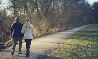 Comment prendre soin de ses pieds pour bien marcher