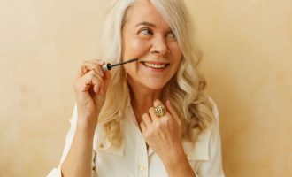 Adapter ses soins de peau et son maquillage et après 60 ans