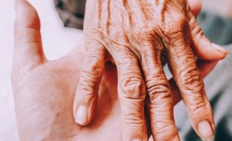Vaincre la peur des chutes : retrouver confiance grâce aux ateliers d'équilibre